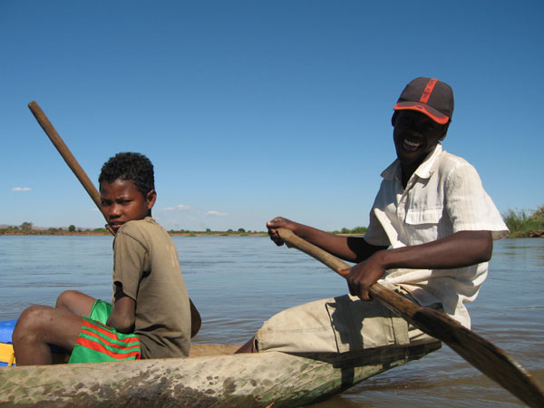 Piroguiers sur la rivière Tsiribihina